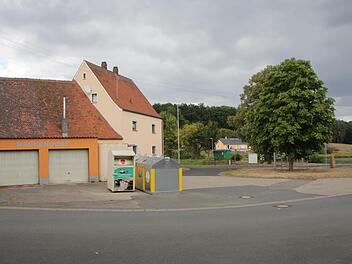 Eine deutliche Mehrheit der Nackendorfer möchte das   Gemeinschaftshaus auf diesem Platz mitten im Ort. Die Kastanie müsste zwar weichen, dafür würde aber  Ersatz gepflanzt. Die beiden alten Garagen sollen in den neuen Gebäudekomplex integriert werden.  Foto: Andreas Dorsch