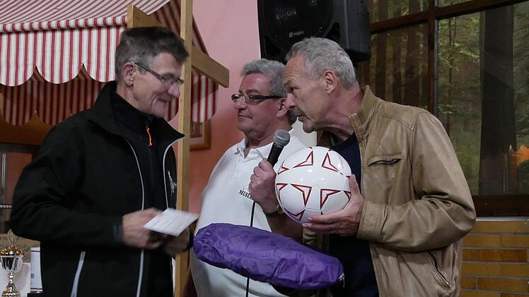 Oberbürgermeister Frank Rebhan übergibt einen Preis. Foto: Manja von Nida