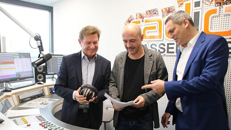 Rainer Ludwig (links) hört bei Radio Plassenburg auf. Unser Bild zeigt ihn mit (weiter nach rechts) Redaktionsleiter Markus Weber und Geschäftsführer Mischa Salzmann. Foto: Alexander Hartmann