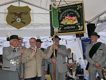 Gauschützenmeister Klaus Jentsch (Dritter von links) brachte die Überraschung "Fahnennagel" zum Jubiläum mit.Manja von Nida