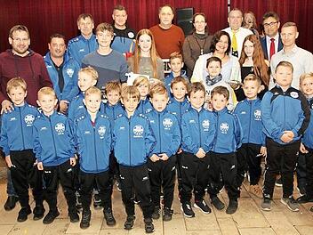 Sportler und Mannschaft des Jahres der Gemeinde Untersiemau: vorne die beiden G-Jugendmannschaften, in der zweiten Reihe der Sportler des Jahres Simon Voigt (Dritter von links) und die Sportlerin des Jahres Greta Petrich, daneben die sportlichste Familie mit Betreuern und Vorsitzenden  Fotos: Michael Stelzner