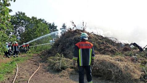 Die Feuerwehren waren bei hochsommerlichen Temperaturen mehrere Stunden im Einsatz. Foto: Klaus Schmitt