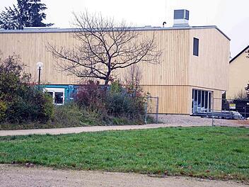 Die Gemeinde Weisendorf will auch mit Mitteln aus der Städtebauförderung ab Mitte 2021 die Außenanlagen der neuen Ballsporthalle gestalten. Foto: Richard Sänger