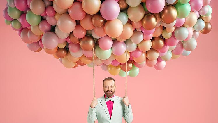 Ross Antony spielt auf seinem neuen Album "100 Jahre Gute Laune" einige Lielingssongs aus dem letzten Jahrhundert. Seine Fans durften bei der Auswahl der Cover mitentscheiden.