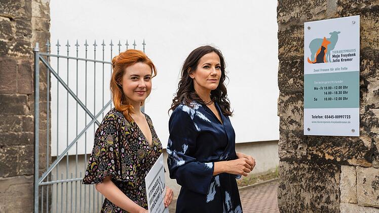 "Zwei Frauen für alle Felle" heißt nicht nur die neue "Freitag im Ersten"-Reihe, sondern auch die gemeinsame Praxis von Julia Kramer (Meriel Hinsching, links) und Maja Freydank (Bettina Zimmermann), in der die Filmreihe spielt.