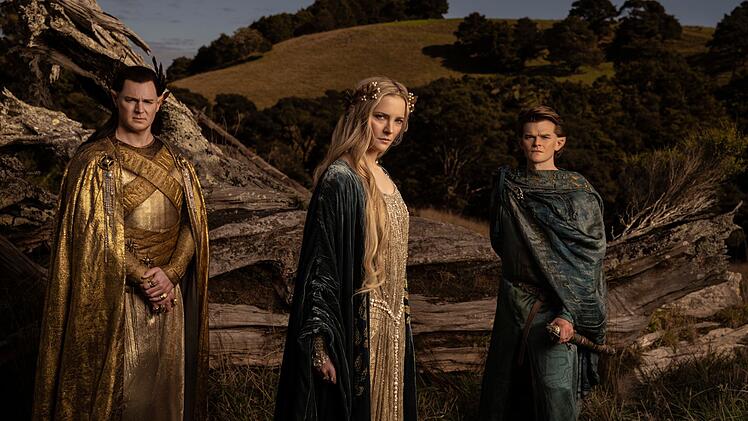 Die junge Elbin Galadriel (Morfydd Clark) muss in der Serie "Der Herr der Ringe: Die Ringe der Macht" nicht nur gegen die Skepsis von Gil-galad (Benjamin Walker, links) und Elrond (Robert Aramayo) kämpfen.