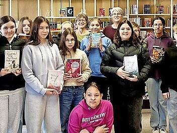 Sch&uuml;lerinnen und Sch&uuml;ler der Sinntalschule freuen sich mit dem Team der Gemeindebibliothek, Heike Kettemer und Sabine Loeber, sowie der Rektorin Christiane Helfrich und dem Gesch&auml;ftsleiter des Marktes Wildflecken, Daniel Kleinheinz, &uuml;ber den neuen...