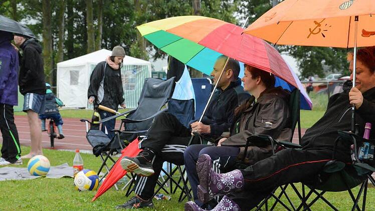 Regenschirme und Gummistiefel bestimmen den Spielfeldrand