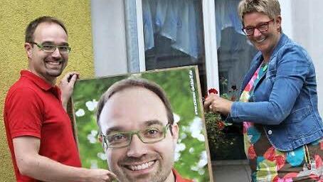 Manuel Dethloff (links) kandidiert für den Bundestag. Die "Stadtgrünen" haben sieben Wahlkampfteams gebildet, die Plakate aufstellen. Martina Benzel-Weyh (rechts) ist für den Innenstadtbereich zuständig.