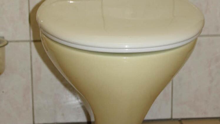 Die Toiletten wurden beim Abriss der ehemaligen Kaserne recycelt.