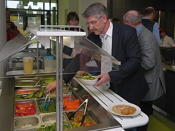Landrat Michael Busch testes das Salatbüfett. Foto: Berthold Köhler