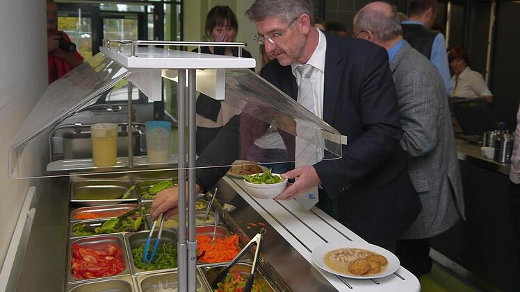 Landrat Michael Busch testes das Salatbüfett. Foto: Berthold Köhler