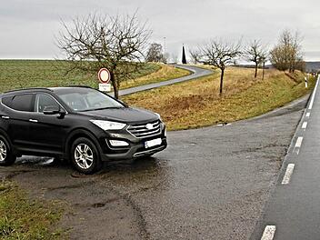 Diese Zufahrt (links), von der Hummelgasse in Heubach in die B 279, stellt nach Meinung von Bürgermeister Jürgen Hennemann einen Gefahrenpunkt dar. Auch deshalb ist diese Straße, zwischen der Straße "Gartenäcker" in Heubach und der B 279, nicht als Durchgangs- sondern als Anliegerstraße ausgeschildert.  Foto: Helmut Will