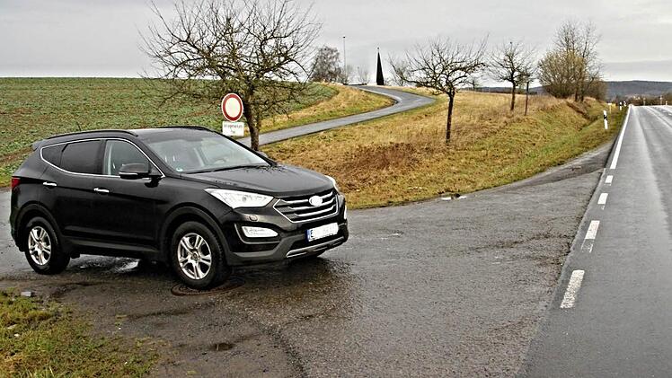 Diese Zufahrt (links), von der Hummelgasse in Heubach in die B 279, stellt nach Meinung von Bürgermeister Jürgen Hennemann einen Gefahrenpunkt dar. Auch deshalb ist diese Straße, zwischen der Straße "Gartenäcker" in Heubach und der B 279, nicht als Durchgangs- sondern als Anliegerstraße ausgeschildert.  Foto: Helmut Will