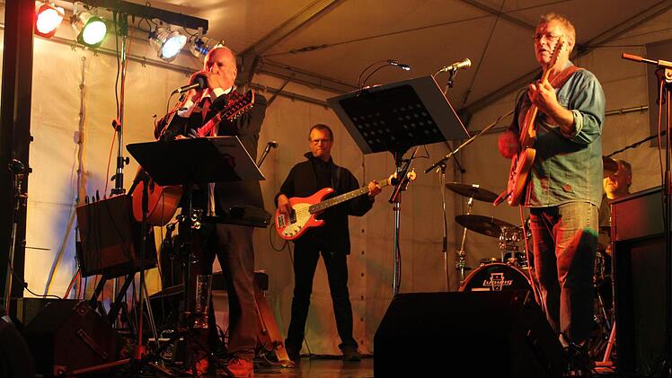 Mayor Lenzes heißt die Band aus älteren Lichtenfelser Herren, die sich in den 60er- und 70er-Jahren musikalisch beheimatet fühlt.