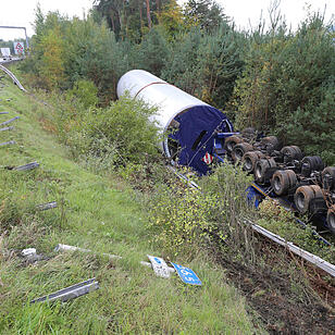 Schwertransporter verunglückt auf A9