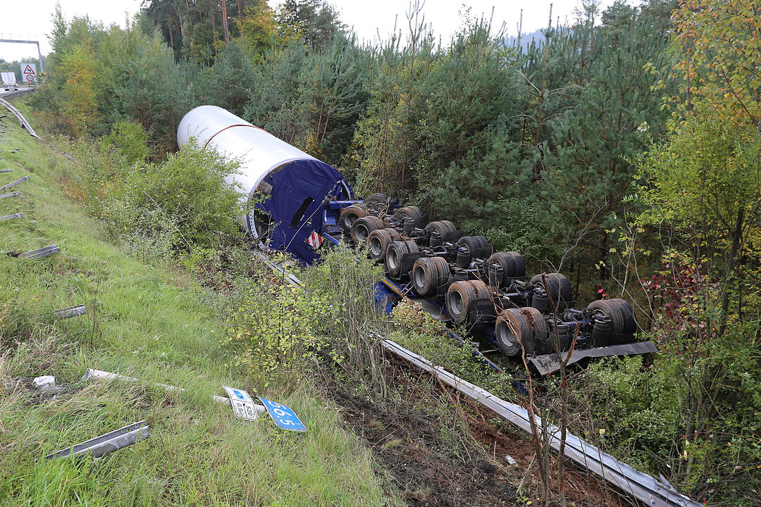 Schwertransporter verunglückt auf A9