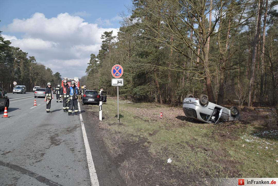 Auto überschlägt sich auf Regenburger Straße in Nürnberg