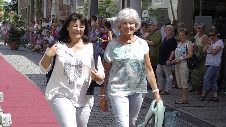 Mit der Kissinger Straße als "Catwalk", zeigten die Mode-, Sport- und Textilhäuser Hammelburgs ihre Sommerkollektionen. Foto: Winfried Ehling