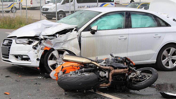 Motorrad kracht ungebremst in Audi - 28-Jähriger stirbt. Foto: NEWS5 / Schmelzer