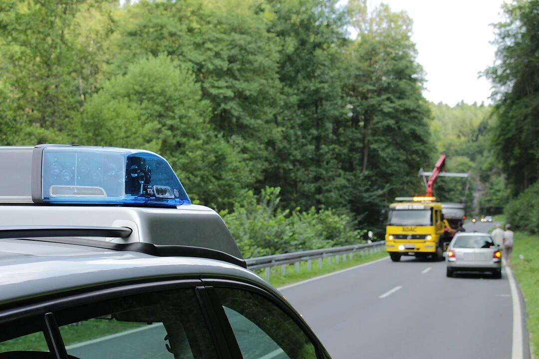 Spektakulärer Unfall bei Pottenstein: Pkw überschlägt sich und landet auf Dach