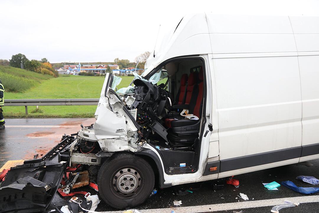 A3 im Kreis Bamberg: Kleintransporter fährt ungebremst auf Stauende auf – Lebensgefahr