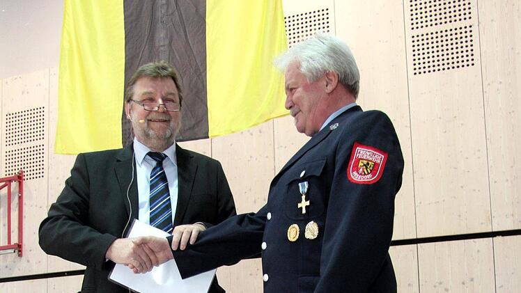 Bürgermeister Horst Rehder dankt Bernhard Dufner, Vorsitzender der  Feuerwehr Heßdorf.Richard Sänger