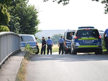 Wiesbaden: Polizisten warten an einem gesperrten Feldweg im Stadtteil Erbenheim. Nach dem Fund einer weiblichen Leiche in Wiesbaden geht die Polizei ersten Erkenntnissen zufolge von einem Gewaltverbrechen aus. Ist es die vermisste 14-jährige Susanna? Foto: Arne Dedert/dpa