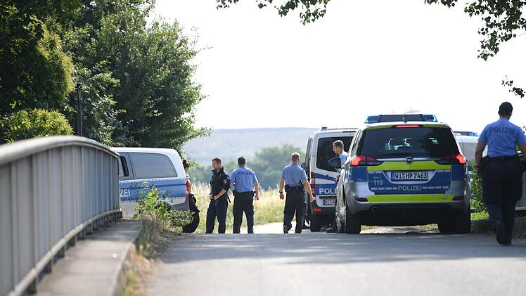 Wiesbaden: Polizisten warten an einem gesperrten Feldweg im Stadtteil Erbenheim. Nach dem Fund einer weiblichen Leiche in Wiesbaden geht die Polizei ersten Erkenntnissen zufolge von einem Gewaltverbrechen aus. Ist es die vermisste 14-jährige Susanna? Foto: Arne Dedert/dpa