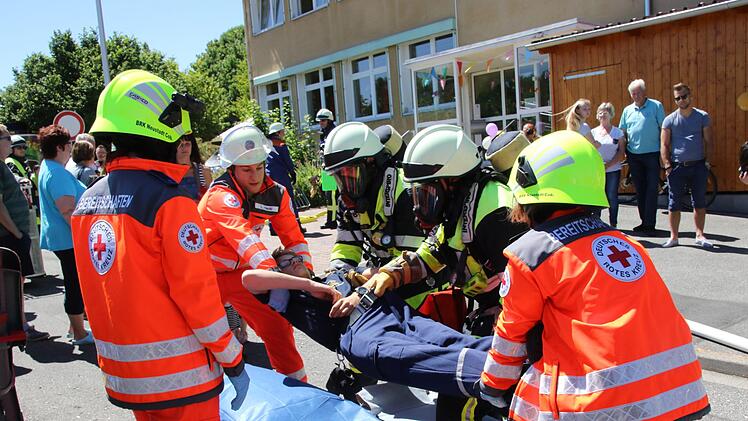 Die Atemschutzgeräteträger tragen die Personen aus dem Haus und übergeben sie dem Rettungsdienst. Foto: Michael Stelzner