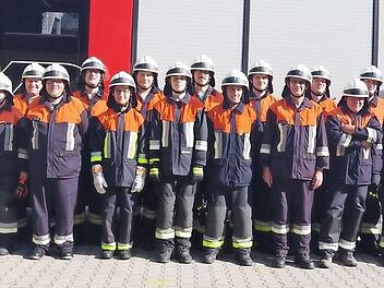 Drei L&ouml;schgruppen der Wilhelmsthaler Wehr bestanden ihre Leistungspr&uuml;fung "HL". Das Bild zeigt sie mit dem Schiedsrichter-Team und Vertretern des Gemeinderats.  Foto: Heike Sch&uuml;lein