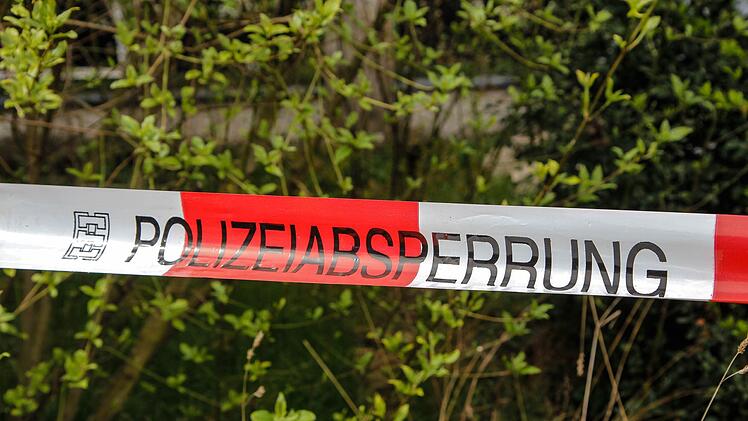 Am Donnerstagvormittag haben Zeugen im mittelfränkischen Roth eine männliche Leiche gefunden. Die Kripo Schwabach geht aktuell von einem Tötungsdelikt aus. Symbolfoto: Christopher Schulz