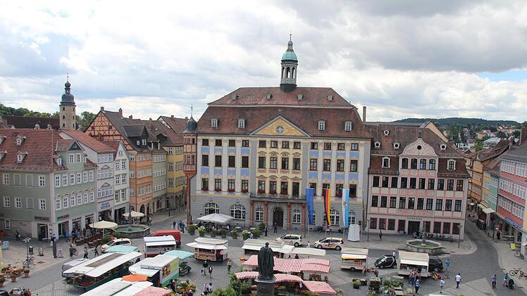 An Markttagen ist das Parken bis 10 Uhr für maximal 30 Minuten erlaubt - allerdings nur entlang der Wochenmarktseite gegenüber vom Rathaus. Die Verkehrsüberwachung will künftig strenger kontrollieren, da oftmals weder die Zeiten noch die vorgesehenen Plätze eingehalten werden. Foto: Simone Bastian/CT-Archiv