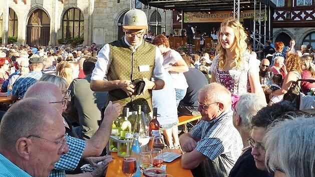 Weinselige Stimmung bei idealen Temperaturen am Rathausplatz. Foto: Pauline Lindner