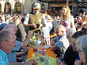 Weinselige Stimmung bei idealen Temperaturen am Rathausplatz. Foto: Pauline Lindner