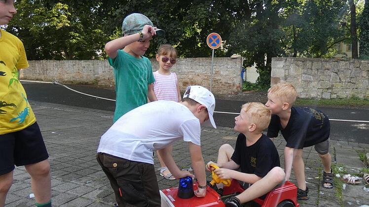 Auch mit einem Feuerwehrauto im Miniformat konnte jeder einmal seine Runden auf dem Hof drehen. Foto: Christian Licha
