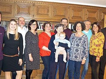 Rosemarie Schmid (vorne) feierte 80. Geburtstag. Das Bild zeigt sie mit Urenkel Levi (auf dem Arm) im Kreise ihrer Familie sowie Bürgermeister Timo Ehrhardt (rechts).  Foto: Heike Schülein