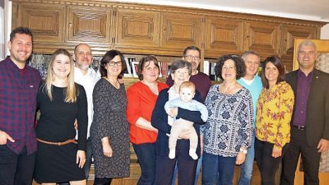 Rosemarie Schmid (vorne) feierte 80. Geburtstag. Das Bild zeigt sie mit Urenkel Levi (auf dem Arm) im Kreise ihrer Familie sowie Bürgermeister Timo Ehrhardt (rechts).  Foto: Heike Schülein