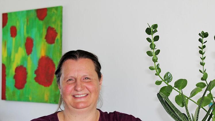 Sabine Rückert-Seidel vom Caritasverband Haßberge koordiniert das Hilfsprojekt "Corona Solifonds Haßberge", das der Landkreis Haßberge mit seinen 26 Städten, Märkten und Gemeinden gemeinsam mit der Caritas initiiert hat.  Foto: Caritas Haßberge/Alexander Brix