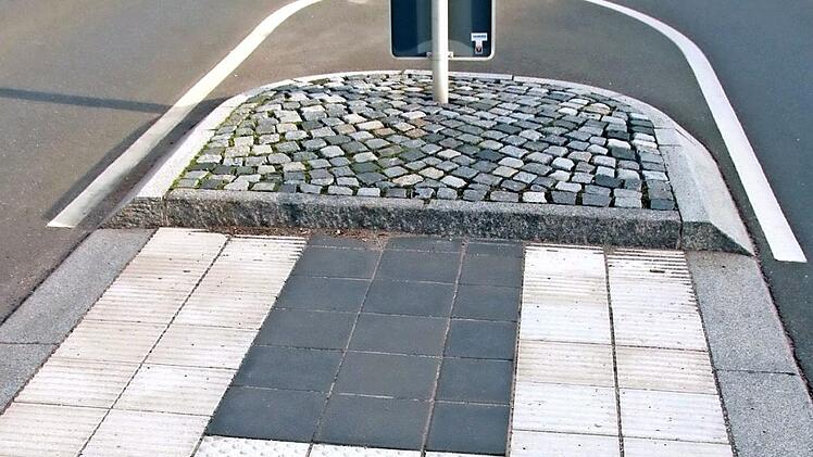 Wege, die mit solchen geriffelten und genoppten Platten versehen sind, erleichtern Sehbehinderten das Gehen mit dem Langstock. In Bad Staffelstein sind Straßenquerungen im Kurbereich bereits mit einem solchen Leitsystem ausgestattet.