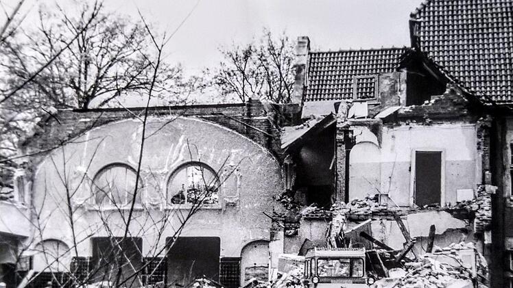Im November 1977 rückten schwere Baumaschinen zum Abriss des Ernst-Alexandrinen-Bads an. Nur der Portikusbau blieb stehen.Foto: Tageblatt-Archiv
