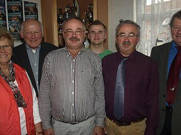 Mit der Siegerehrung schloss der Brieftaubenverein "Schlagtreue" Eltingshausen die Flugsaison 2012 ab. Vorsitzender Hermann Wolf (rechts) zeichnete die Bestplatzierten (von links) Gerdi und Wolfgang Reith sowie Alois, Dominik und Valentin Servatius aus.      Foto: Stefan Geiger