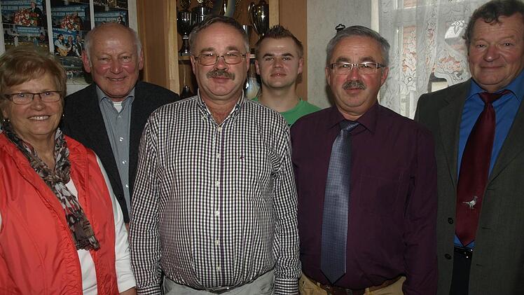 Mit der Siegerehrung schloss der Brieftaubenverein "Schlagtreue" Eltingshausen die Flugsaison 2012 ab. Vorsitzender Hermann Wolf (rechts) zeichnete die Bestplatzierten (von links) Gerdi und Wolfgang Reith sowie Alois, Dominik und Valentin Servatius aus.      Foto: Stefan Geiger