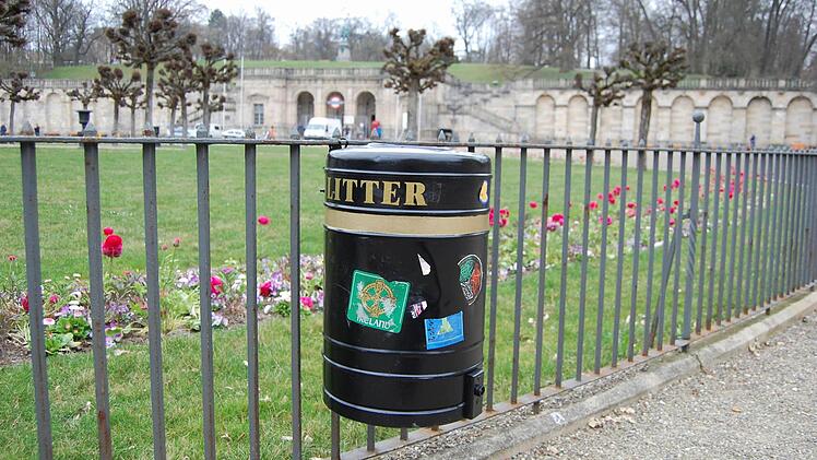 Britische Abfalleimer am Rondell