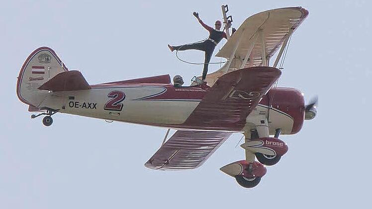 Juli: Air-Show in Coburg , kopfüber durch die Lüfte. Rund um die Veste Coburg dröhnten die Flugzeugmotoren. Foto: Albert Höchstädter