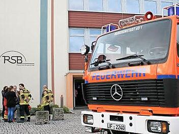 Nach einem Unfall im Chemieunterricht an der Realschule Burgkunstadt versorgten Rettungskräfte die beiden verletzten Schüler. Nun hat sich erwiesen, dass die Verletzungen nicht so schlimm sind, wie zunächst angenommen wurde. Foto: Gerhard Herrmann