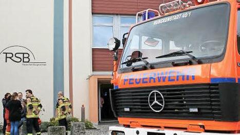 Nach einem Unfall im Chemieunterricht an der Realschule Burgkunstadt versorgten Rettungskräfte die beiden verletzten Schüler. Nun hat sich erwiesen, dass die Verletzungen nicht so schlimm sind, wie zunächst angenommen wurde. Foto: Gerhard Herrmann