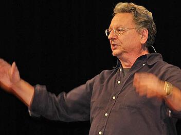 Wort-, gesten- und mimenreich: Gunter Grünwald bei seinem Auftritt am Donnerstagabend in der Haßfurter Stadthalle. Foto: Ralf Kestel