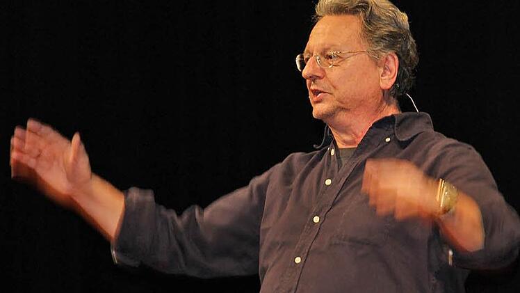Wort-, gesten- und mimenreich: Gunter Grünwald bei seinem Auftritt am Donnerstagabend in der Haßfurter Stadthalle. Foto: Ralf Kestel