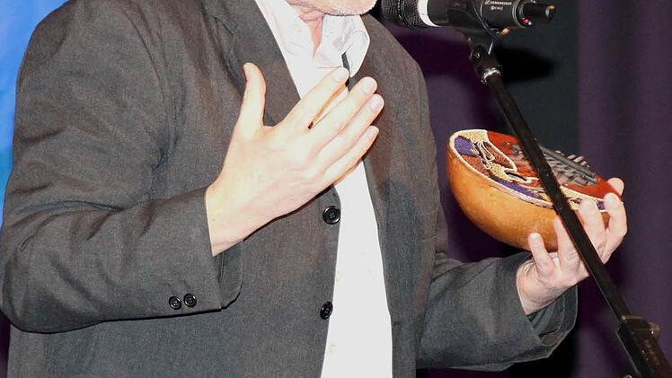 Wolfgang Grieger mit einem afrikanischen Instrument Foto: Johanna Blum